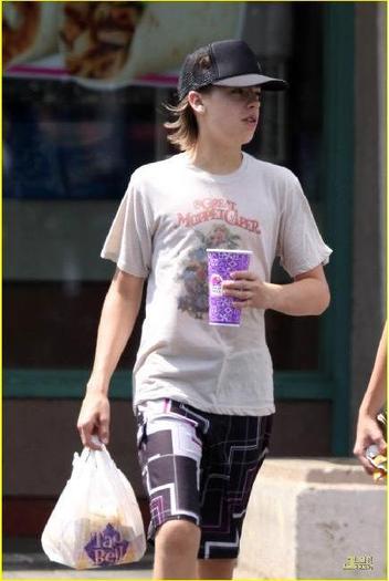 Cole_Sprouse_1262977195_1