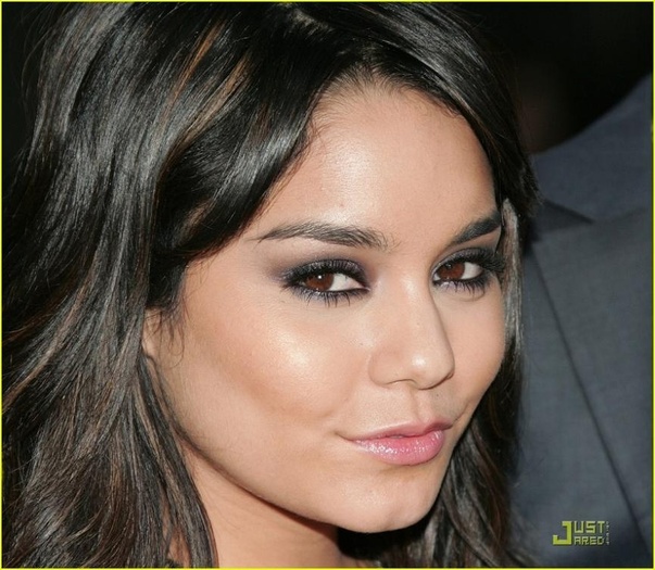 vanessa-hudgens-boosts-bandslam-18 - plata pentru hotelulbyby