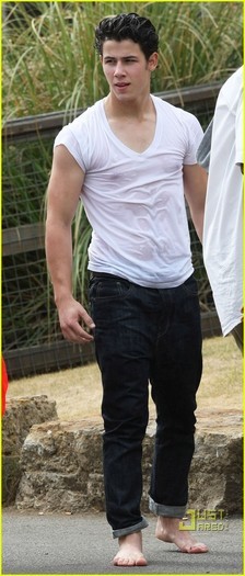 Nick_jonas_free_time_in_park_les_miserablez_friends (3)