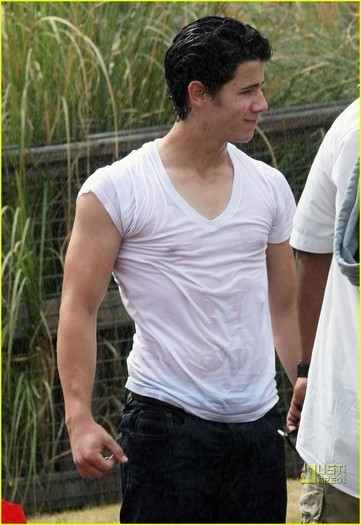 Nick_jonas_free_time_in_park_les_miserablez_friends (1) - IN PaRk