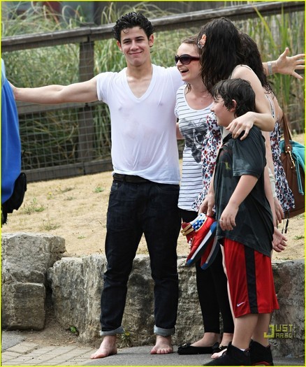 Nick_jonas_free_time_in_park_les_miserablez_friends (2)