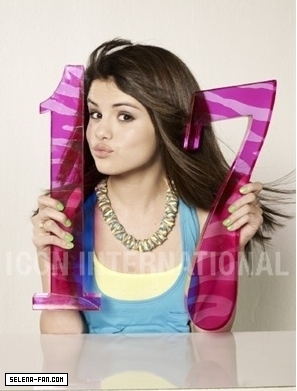 New-Seventeen-Mag-Photoshoot-Photos-3-selena-gomez-8556604-297-391[1] - Selena Gomez Photoshoot 5