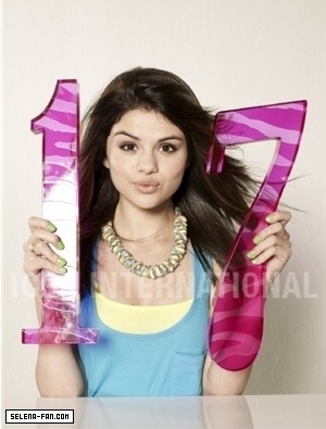 New-Seventeen-Mag-Photoshoot-Photos-3-selena-gomez-8556611-300-395[1] - Selena Gomez Photoshoot 5