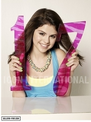 New-Seventeen-Mag-Photoshoot-Photos-3-selena-gomez-8556607-299-399[1] - Selena Gomez Photoshoot 5