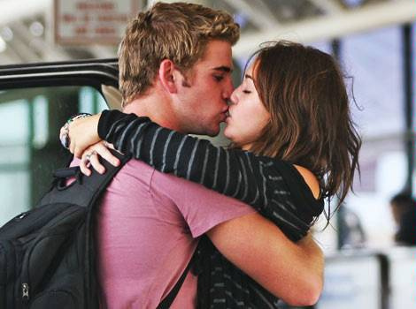 Miley-Cyrus-Liam-Hemsworth. - miley and liam