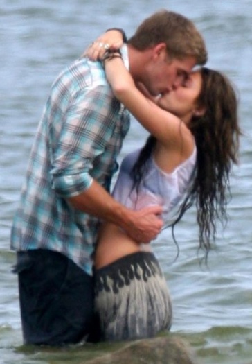 miley-cyrus-liam-hemsworth-kissing - miley and liam