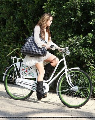 3308626640_3554ab810c_o - miley pe bicicleta