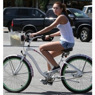 img-thing - miley pe bicicleta