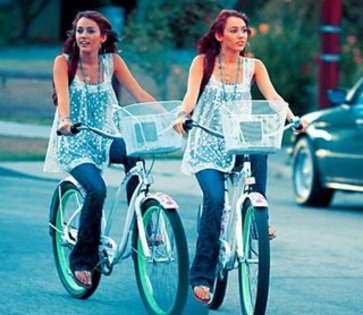 Miley_Cyrus_en_bicicleta