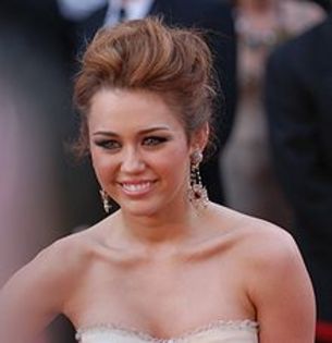 220px-Miley_Cyrus_@_2010_Academy_Awards_(cropped)