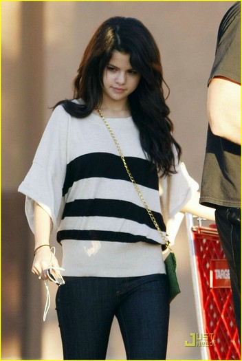 2vjtq84 - Selena Gomez