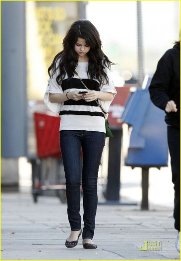 242ftrk - Selena Gomez