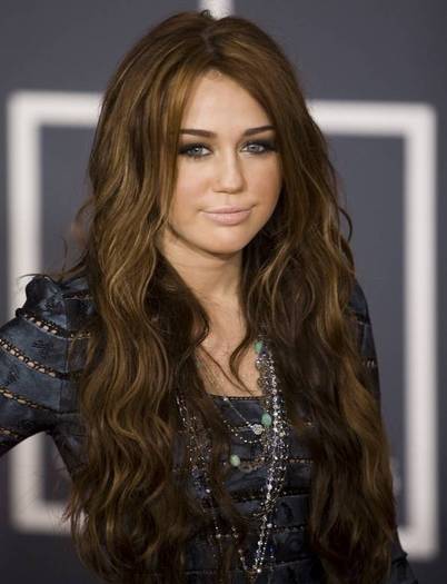 miley-cyrus-dot-com_events-52ndgrammys-arrivals-31jan2010-00000