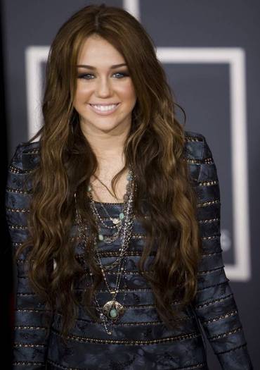 miley-cyrus-dot-com_events-52ndgrammys-arrivals-31jan2010-00001