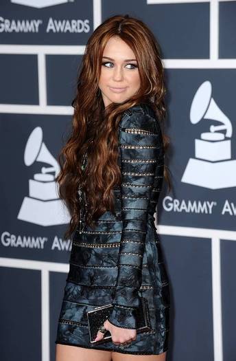 miley-cyrus-dot-com_events-52ndgrammys-arrivals-31jan2010-00010
