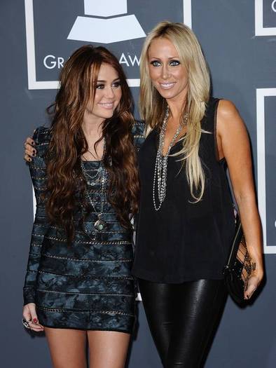 miley-cyrus-dot-com_events-52ndgrammys-arrivals-31jan2010-00022