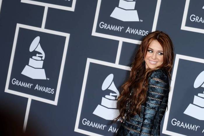 miley-cyrus-dot-com_events-52ndgrammys-arrivals-31jan2010-00024