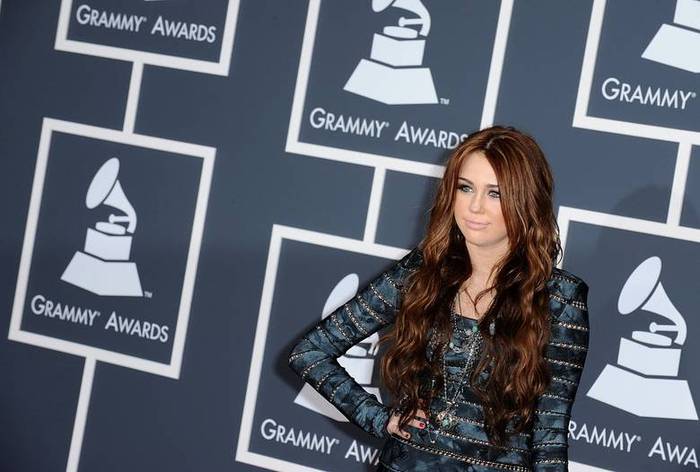 miley-cyrus-dot-com_events-52ndgrammys-arrivals-31jan2010-00027