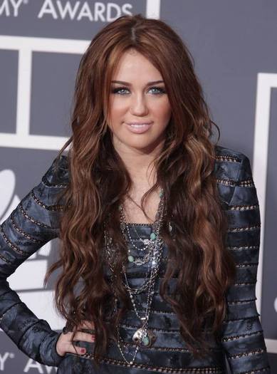 miley-cyrus-dot-com_events-52ndgrammys-arrivals-31jan2010-00033