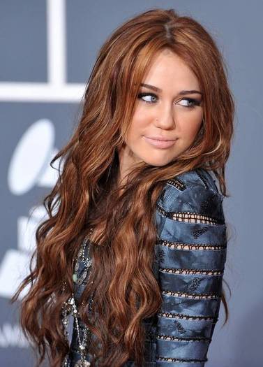 miley-cyrus-dot-com_events-52ndgrammys-arrivals-31jan2010-00053