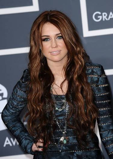 miley-cyrus-dot-com_events-52ndgrammys-arrivals-31jan2010-00054