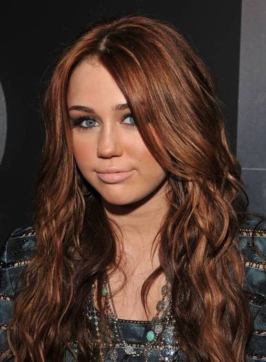 miley-cyrus-dot-com_events-52ndgrammys-arrivals-31jan2010-00059