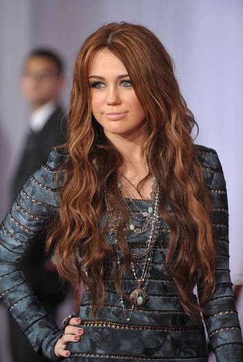 miley-cyrus-dot-com_events-52ndgrammys-arrivals-31jan2010-00079