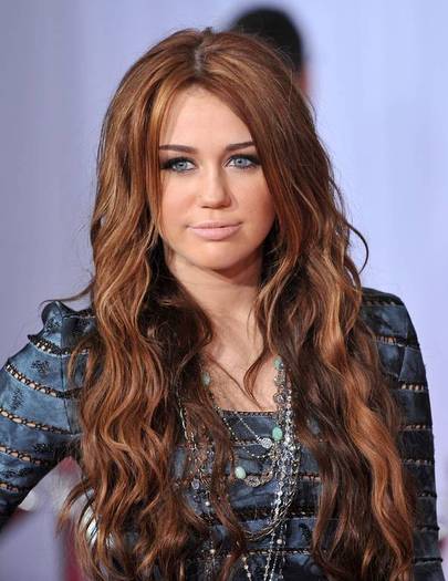 miley-cyrus-dot-com_events-52ndgrammys-arrivals-31jan2010-00088