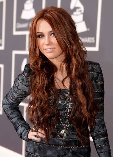 miley-cyrus-dot-com_events-52ndgrammys-arrivals-31jan2010-00126