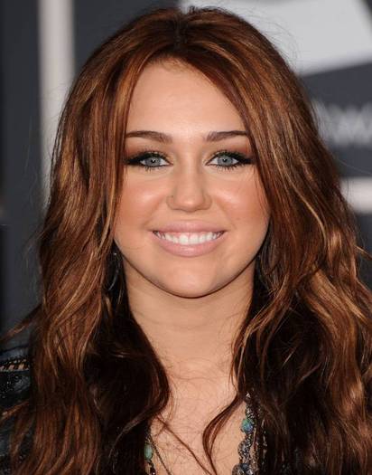 miley-cyrus-dot-com_events-52ndgrammys-arrivals-31jan2010-00130