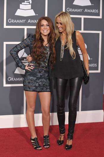 miley-cyrus-dot-com_events-52ndgrammys-arrivals-31jan2010-00139