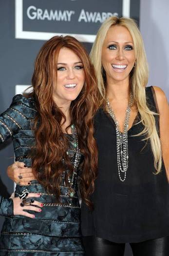 miley-cyrus-dot-com_events-52ndgrammys-arrivals-31jan2010-00140