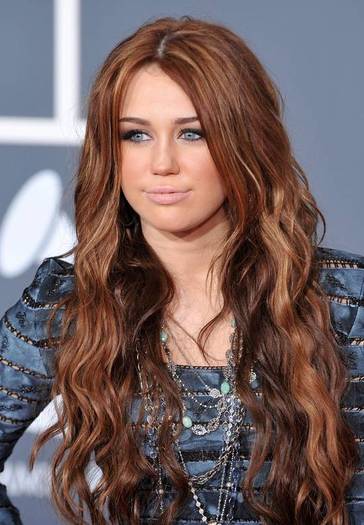 miley-cyrus-dot-com_events-52ndgrammys-arrivals-31jan2010-00144