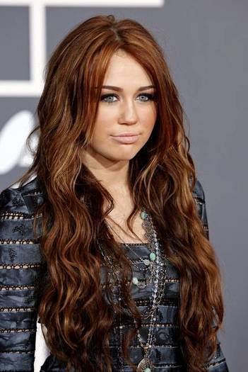 miley-cyrus-dot-com_events-52ndgrammys-arrivals-31jan2010-00145