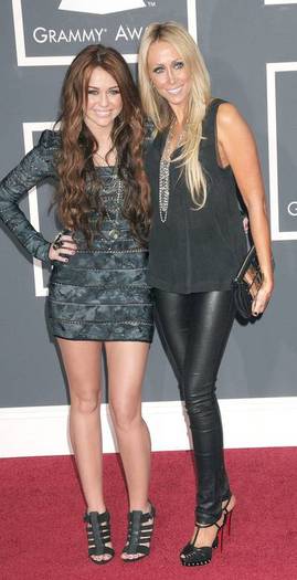 miley-cyrus-dot-com_events-52ndgrammys-arrivals-31jan2010-00161