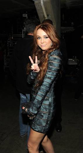 miley-cyrus-dot-com_events-52ndgrammys-backstage-31jan2010-0005