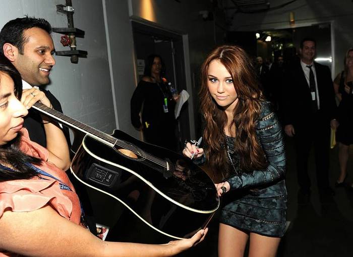 miley-cyrus_COM_52GrammysBackstage_31Jan2010_03