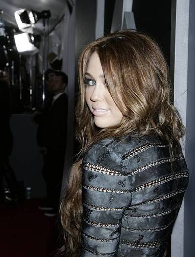 miley-cyrus_COM_52GrammysBackstage_31Jan2010_05