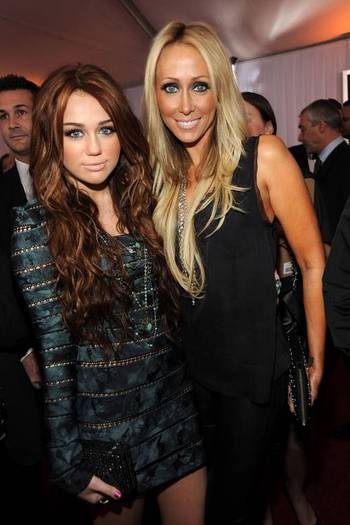 miley-cyrus_COM_52GrammysBackstage_31Jan2010_09