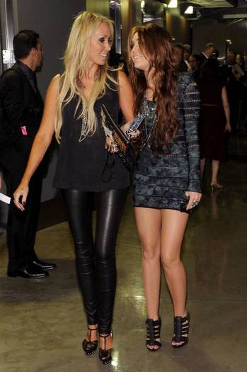 miley-cyrus_COM_52GrammysBackstage_31Jan2010_11