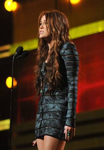 miley-cyrus_COM_52GrammysPresenting_31Jan2010_08