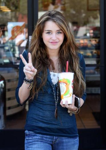 PicImg_Miley_Cyrus_grabs_a165