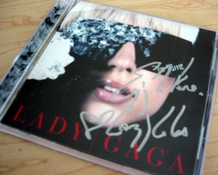 lady_gaga_the_fame_autographed_cd - lady gaga