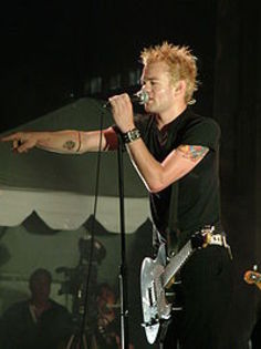 200px-Deryck_Whibley_pointing_to_audience
