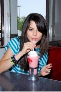 Selena_Gomez_1228936537_1 - poze cu selena gomez