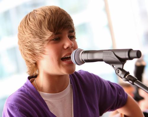 Justin-Bieber-Singing - Justin Bieber