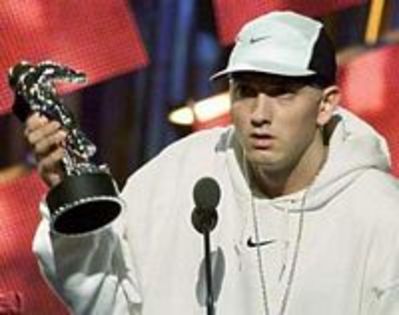 eminem-taking-award