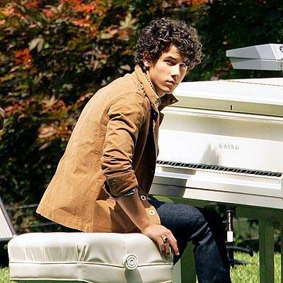 Nick_Jonas_1239894136_2