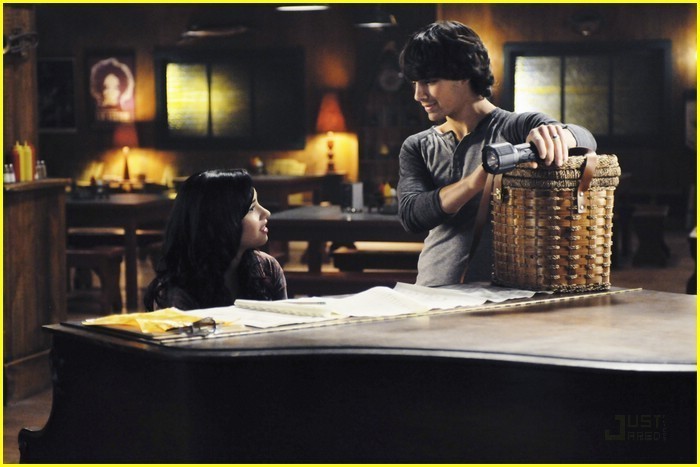 New-Camp-Rock-2-stills-demi-lovato-13453271-700-467