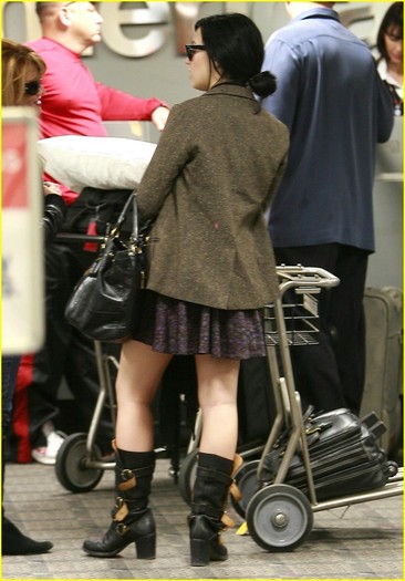 Demi-at-Burbank-Airport-October-27-demi-lovato-8827916-853-1222
